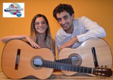 La Guida - “A due voci”, chitarra e violino si guardano allo specchio