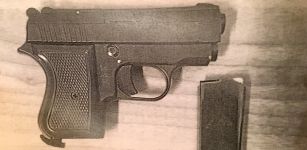Spara in aria con pistola a salve in un parcheggio, denunciato La Guida - Spara in aria con pistola a salve in un parcheggio, denunciato
