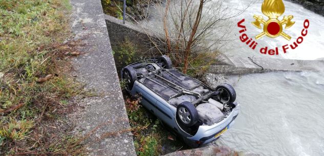 La Guida - Auto si ribalta nel greto del fiume a Pianche di Vinadio, tre feriti