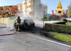 La Guida - Auto in fiamme a Pianfei, due persone intossicate nel tentativo di spegnere il fuoco