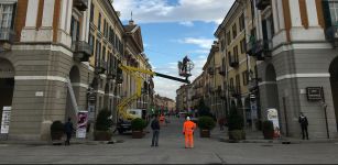 La Guida - A Cuneo vengono allestite le luminarie natalizie in via Roma