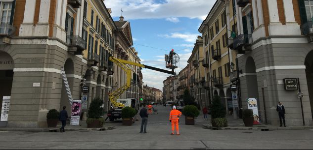 La Guida - A Cuneo vengono allestite le luminarie natalizie in via Roma