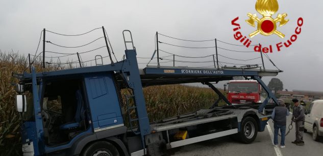 La Guida - Autocarro esce di strada e finisce in un campo a Barge