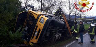 La Guida - Camion fuori strada a Rifreddo, illeso il conducente