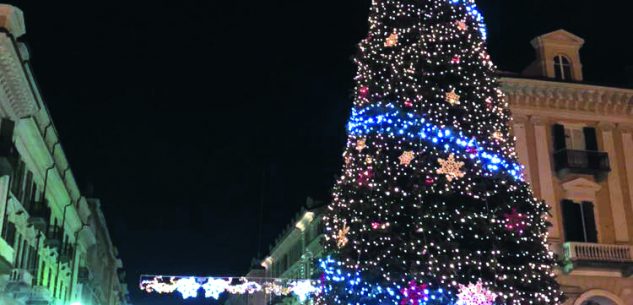 La Guida - Il grande albero di Natale ritorna in piazza Galimberti