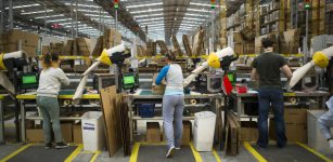 Black friday, ore di sciopero nella sede Amazon a Marene La Guida - Black friday, ore di sciopero nella sede Amazon a Marene