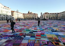 La Guida - Viva Vittoria, ancora 900 coperte multicolore da vendere per sostenere progetti per le donne