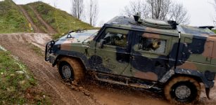 Cervasca, i mezzi militari si allenano in pista tra i sollevatori La Guida - Cervasca, i mezzi militari si allenano in pista tra i sollevatori