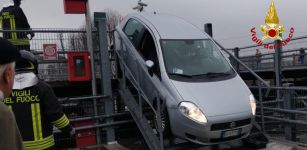 Esce dal parcheggio ma imbocca una rampa di scale con l’auto La Guida - Esce dal parcheggio ma imbocca una rampa di scale con l’auto