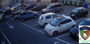 La Guida - Danneggia due veicoli uscendo dal parcheggio e scappa