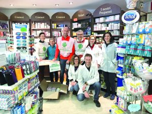Volontari del Banco farmaceutico in una farmacia