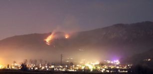 Arrivano gli elicotteri per l’incendio a Villar La Guida - Arrivano gli elicotteri per l’incendio a Villar