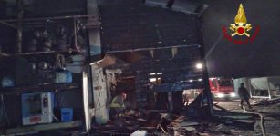 Incendio nella notte in una falegnameria a Monteu Roero La Guida - Incendio nella notte in una falegnameria a Monteu Roero