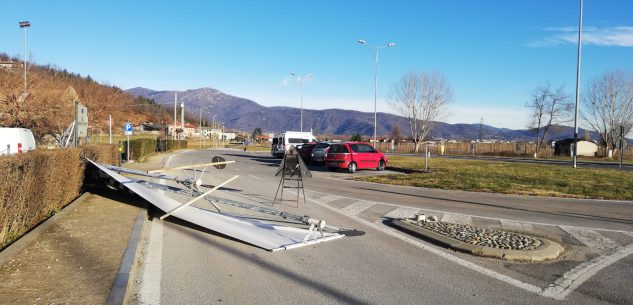 La Guida - Caraglio, il vento porta in strada il cartello del Filatoio