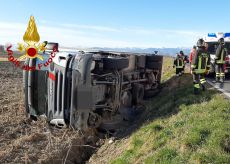 La Guida - Camion fuori strada a Moretta, autista ferito e soccorso