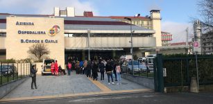 Code per il pre-triage davanti all’ospedale La Guida - Code per il pre-triage davanti all’ospedale