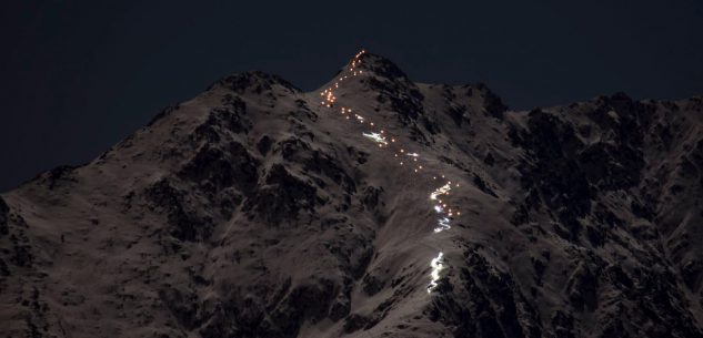 La Guida - Decine di fiaccole illuminano la Bisalta