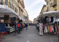 La Guida - Il mercato a Cuneo nel primo giorno della zona “rossa”