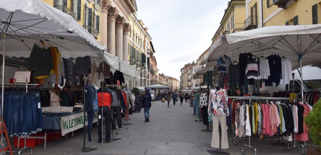 La Guida - Il mercato a Cuneo nel primo giorno della zona “rossa”