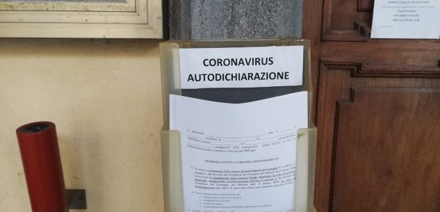 La Guida - Caraglio, davanti al Comune i fogli per l’autodichiarazione degli spostamenti stampati