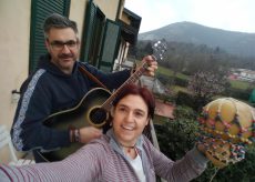 La Guida - Rallegriamo le città: le immagini del flashmob musicale da balconi e finestre