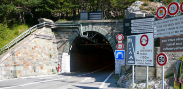 La Guida - Tenda chiuso per tre notti per ridurre il tempo di attesa ai semafori