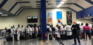 In aereo con i 53 sanitari cubani arrivati per solidarietà La Guida - In aereo con i 53 sanitari cubani arrivati per solidarietà