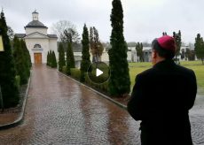 La Guida - Il vescovo Delbosco prega per i morti in solitudine al cimitero di Cuneo (video)