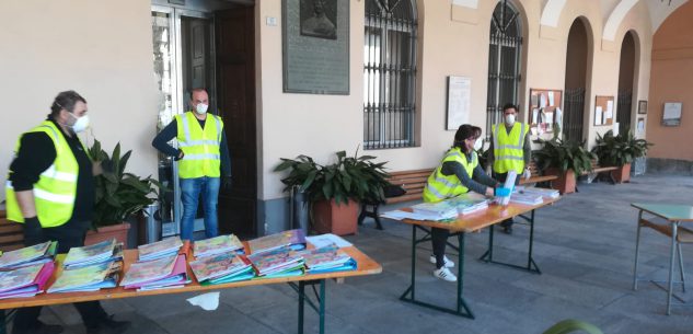 La Guida - A Peveragno consegna dei libri di testo in piazza