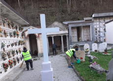 La Guida - Chiusa Pesio, operai comunali e volontari civici innaffiano i fiori al cimitero