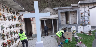 La Guida - Chiusa Pesio, operai comunali e volontari civici innaffiano i fiori al cimitero