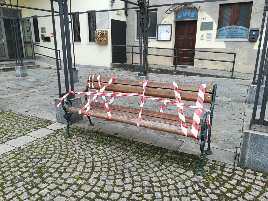 A Borgo panchine avvolte nel nastro - La Guida - La Guida