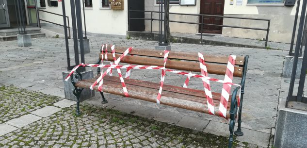 La Guida - A Borgo panchine avvolte nel nastro