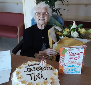 Celestina Ghigliano con la torta di compleanno