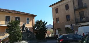 25 Aprile a Borgo, il sindaco da solo in piazza La Guida - 25 Aprile a Borgo, il sindaco da solo in piazza