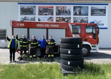 La Guida - Michelin dona treno di pneumatici ai vigili del fuoco di Dronero