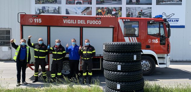 La Guida - Michelin dona treno di pneumatici ai vigili del fuoco di Dronero