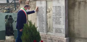 La Guida - Farigliano, il sindaco omaggia il monumento ai caduti