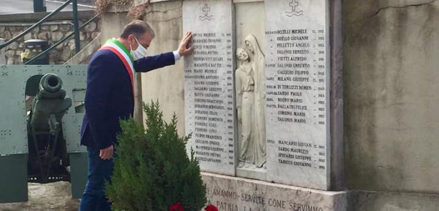 La Guida - Farigliano, il sindaco omaggia il monumento ai caduti