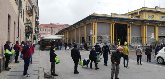 La Guida - Lunga coda all’entrata del mercato coperto di Cuneo