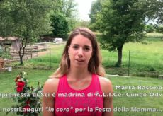 La Guida - Gli auguri per la festa della mamma cantati da persone afasiche (video)