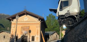 La Guida - Aisone, camion in bilico nel vuoto lungo la statale della Maddalena