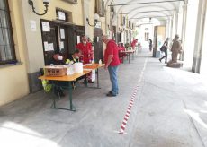 La Guida - Caraglio, è iniziata la distribuzione delle mascherine davanti al Municipio