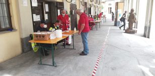 Caraglio, è iniziata la distribuzione delle mascherine davanti al Municipio La Guida - Caraglio, è iniziata la distribuzione delle mascherine davanti al Municipio