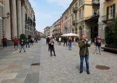 La Guida - Protesta davanti al Duomo di Cuneo per le Mascherine Tricolori