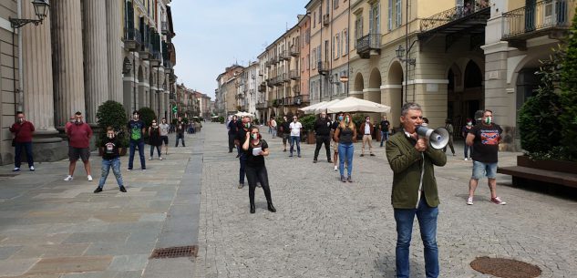 La Guida - Protesta davanti al Duomo di Cuneo per le Mascherine Tricolori