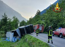 La Guida - Camion d’acqua si ribalta sulla strada