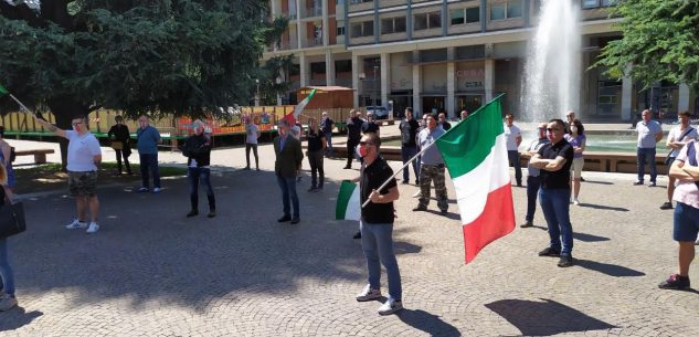 La Guida - Quinto sabato di protesta delle Mascherine Tricolore a Cuneo