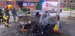 La Guida - Un’auto distrutta dal fuoco a Carrù