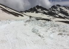 La Guida - Francesi al lavoro per sgomberare la neve dal colle dell’Agnello